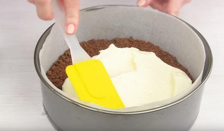 Разстиламе половината от изварата маса, изравняваме я с шпатула.