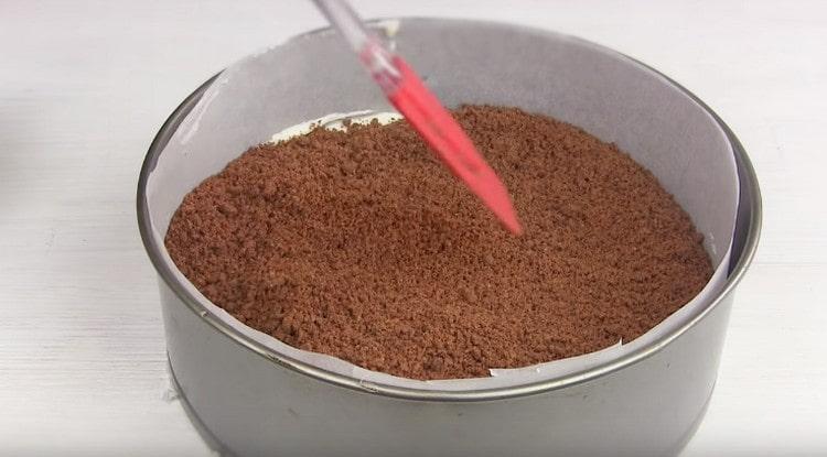 Покриваме извараната маса с втората част на трохите.