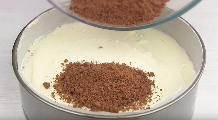 Отново направете извара слой и го покрийте с останалите трохи.