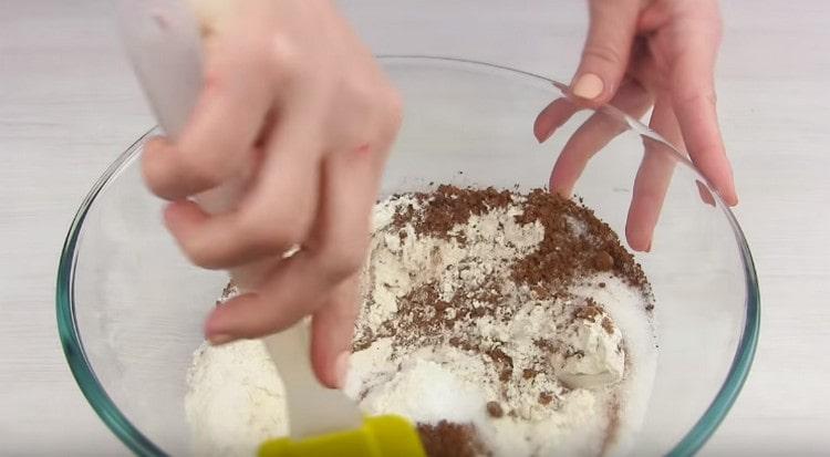 Разбъркайте добре сухите съставки.