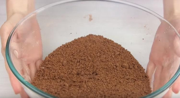 Ръцете разтривайте сухата смес с олио, докато се образуват трохи.