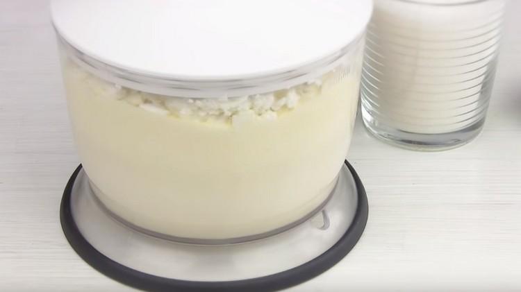 Прекъсваме изварата с яйцата до кремообразно състояние.