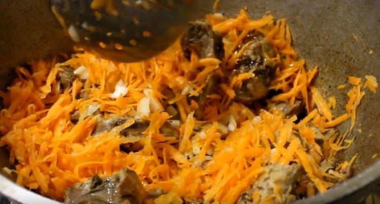 Добавете лука с морковите към месото, задушете мястото.