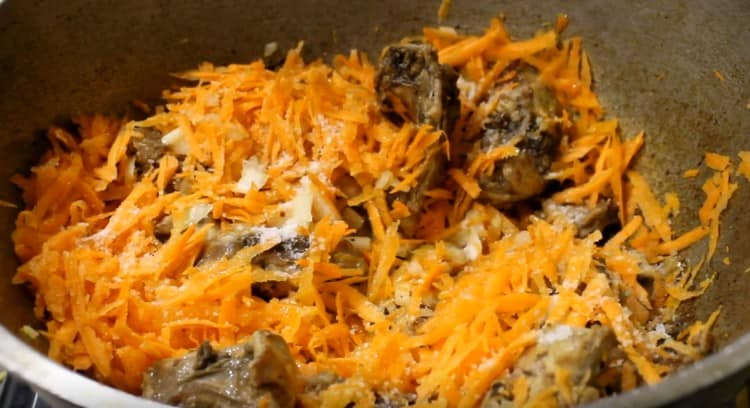 Посолете ястието в този момент.