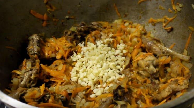 Добавете чесъна, черния пипер, разбъркайте.