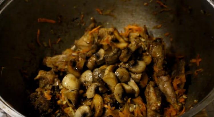 Приготвените гъби се комбинират с други компоненти на ястието.