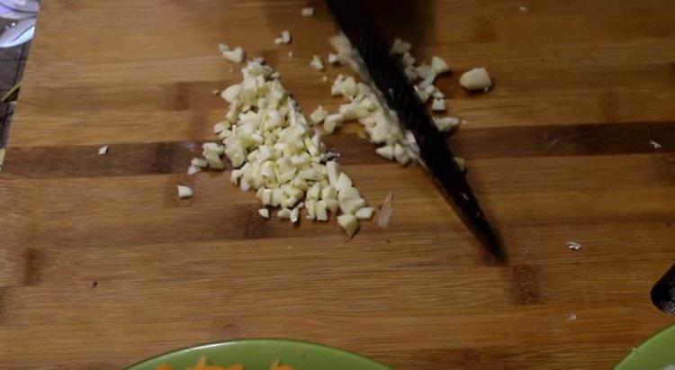 Смелете чесъна.