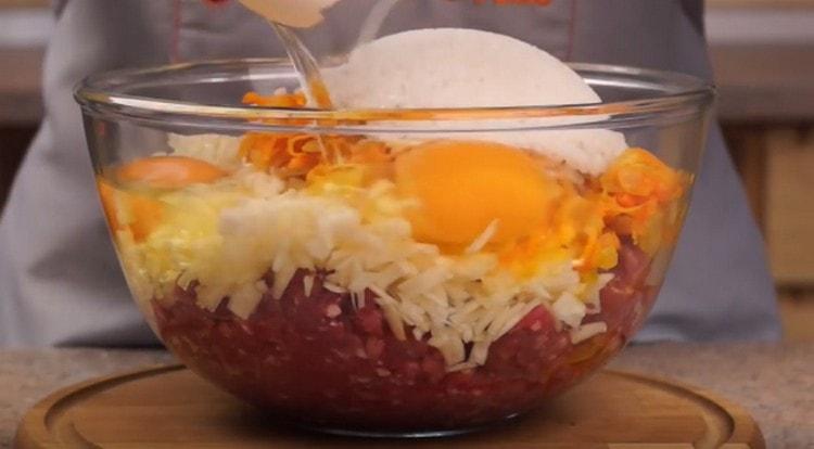 Добавете яйцата, солта и черния пипер.