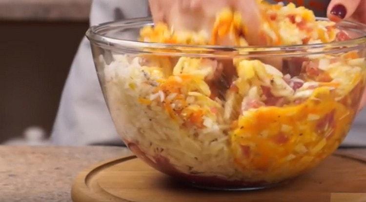 Разбъркайте добре получената плънка.