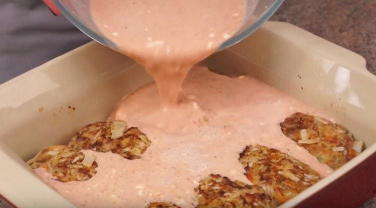 Залейте ястието с предварително приготвен сос.