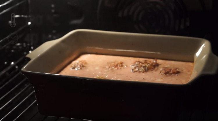 Готвене мързеливо зеле се търкаля във фурната.