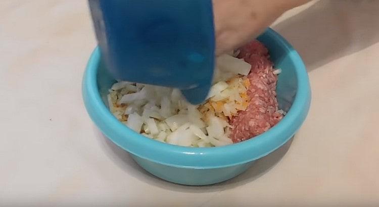 Добавете лука към пълнежа.