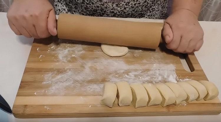 Разточете всяка торта.