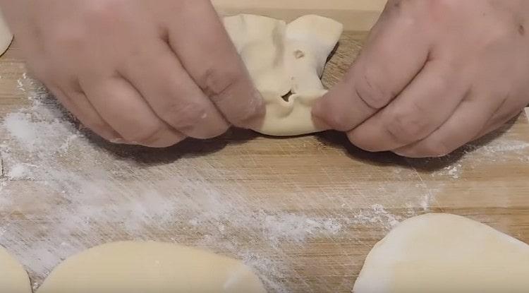 Оформяме манти.