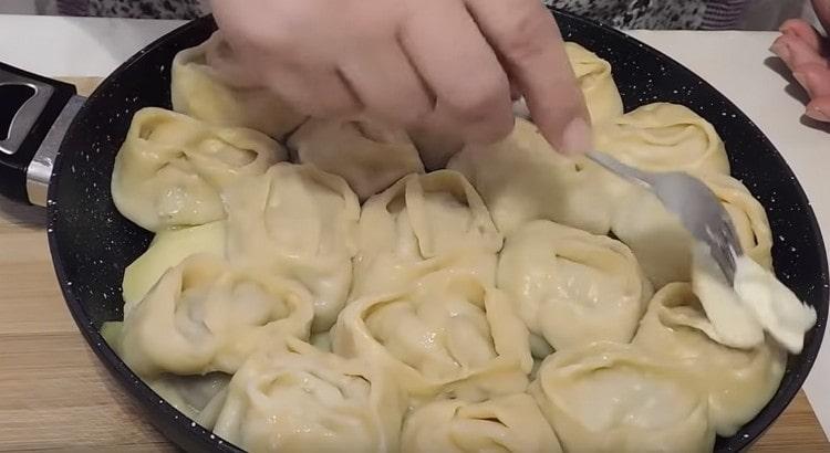 Готовите манти трябва да се намажат с масло.
