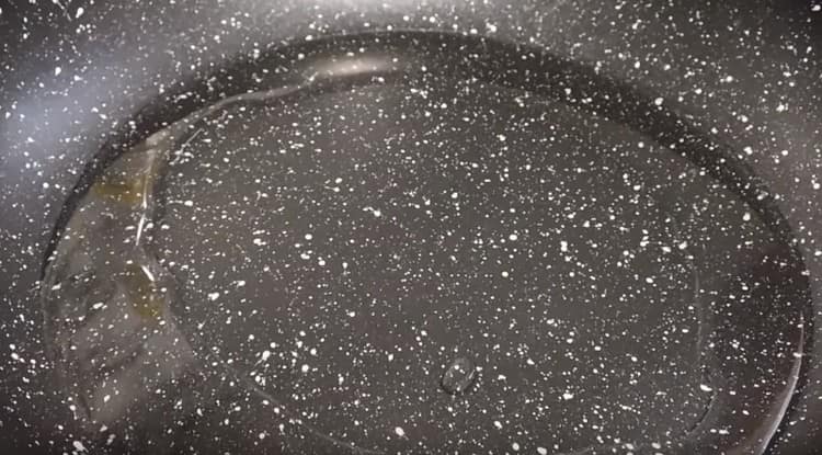 Загряваме тигана, наливаме растителното масло.