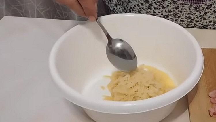 Настържете пресен картоф на ренде.