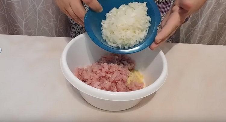 Нарязваме свинско месо на малки парченца.