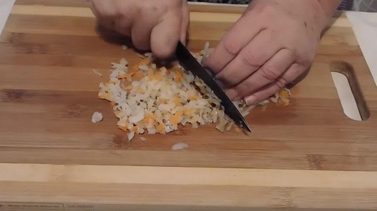 Нарежете ситно измитото кисело зеле.