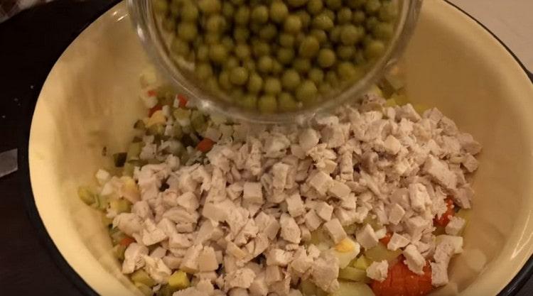 Изпращаме месото към салатата, добавяме зеления грах.