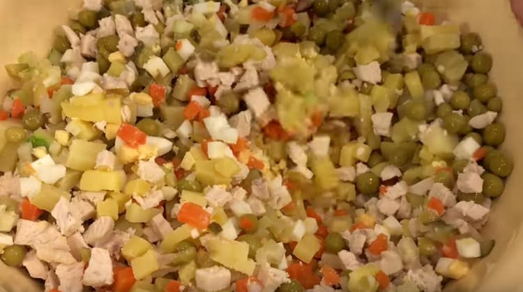 Смесете всички нарязани съставки.