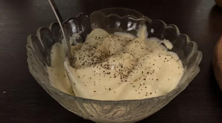 Добавете малко пипер към майонезата, разбъркайте.