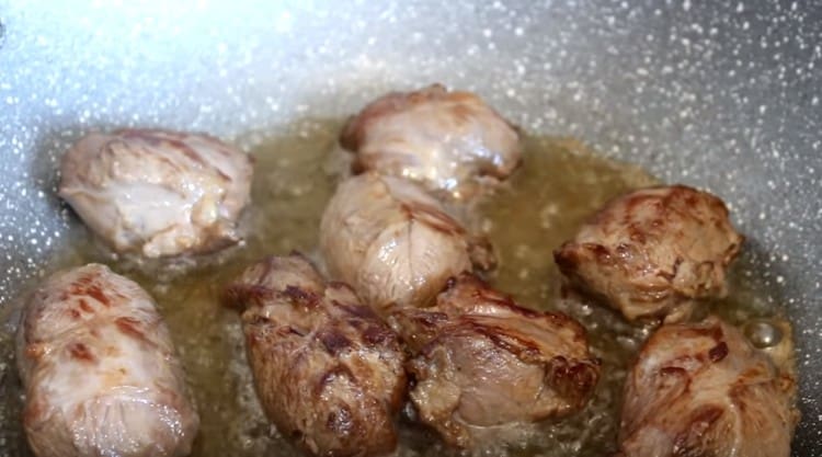 Разстелете месото и запържете до порозовяване.