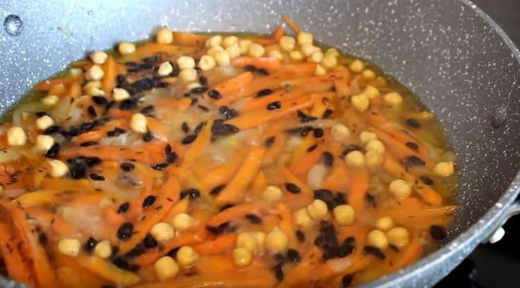 Добавете подправките, както и предварително накиснатия нахут.