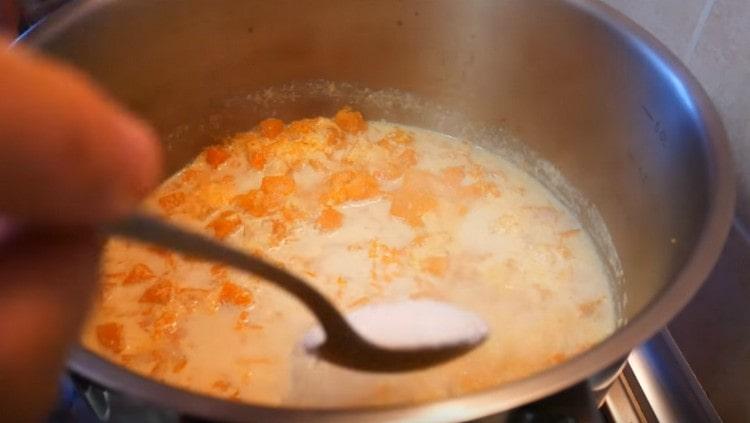 Добавете захарта и малко сол.