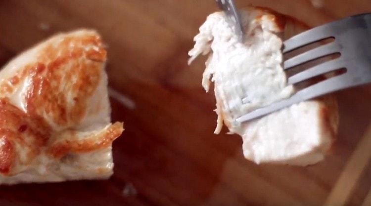 Нарежете готовото филе на парчета.