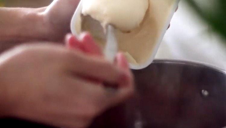 Време е да добавите крема сирене в супата.