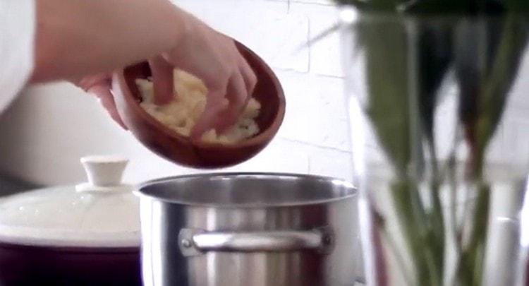 След това добавете сирене чедър в супата.