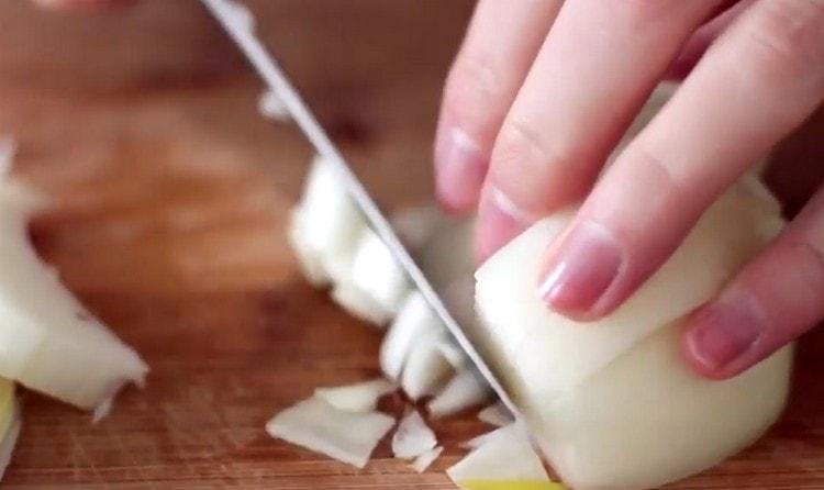 Нарязваме ситно лука.