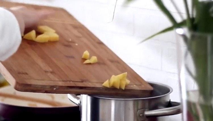 Прехвърляме картофите и пържим в тигана.