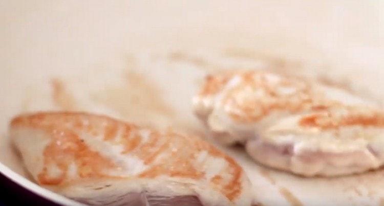 Запържете пилето от двете страни в тиган до златисто кафяво.