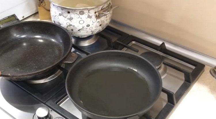 Загрейте две тигани.