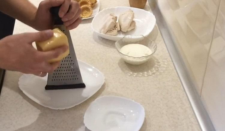 Натрийте сиренето на фина ренде.