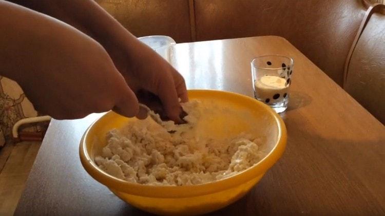 Ако е необходимо, добавете още малко брашно.