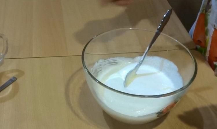 Смесете масата и оставете захарта да се разтвори.