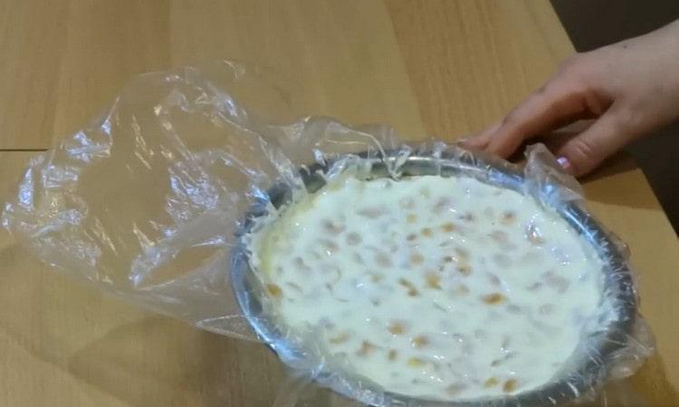 Разпределяме бисквитки със заквасена сметана в подготвена купа.