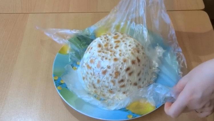 Когато тортата се втвърди в хладилника, внимателно я обърнете към чинията и извадете прилепналия филм.