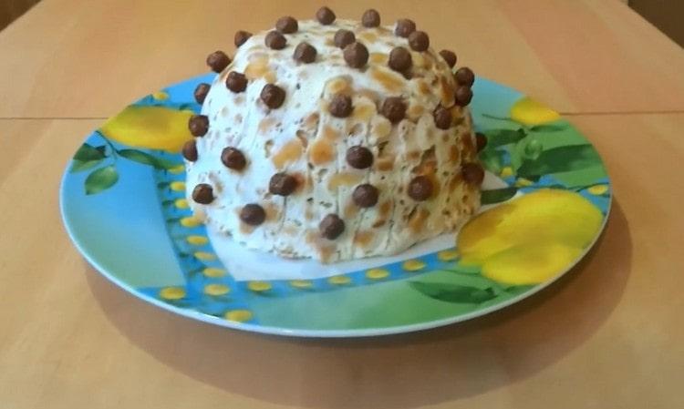 Такава торта без печене от бисквитки и заквасена сметана ще бъде чудесно допълнение към вашето парти за чай.