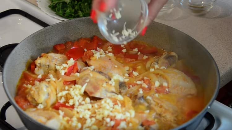 Добавете нарязания чесън