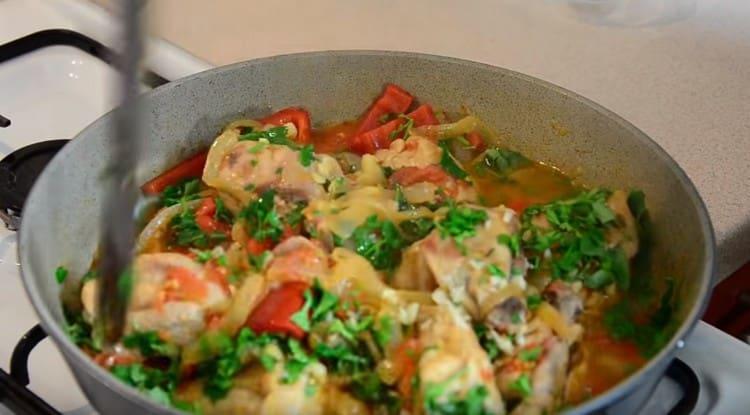 Смесете ястието, опитайте със солта.