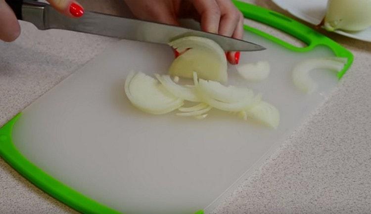 Лукът нарязан на половин пръстени.