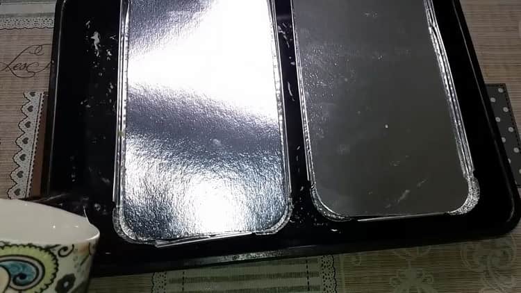 За да направите пилешка шунка у дома, предварително загрейте фурната