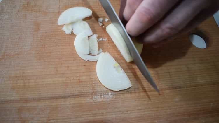 За да готвите говеждо яхния със зеленчуци, накълцайте лука