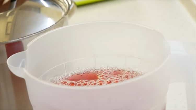 Компотът от ягоди е готов.