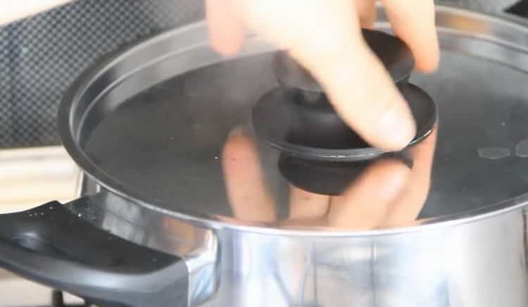 За готвене на зеленчукова яхния с тиквички, затворете капака