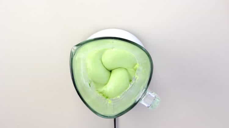 Смесете съставките за пастата от авокадо за сандвич.